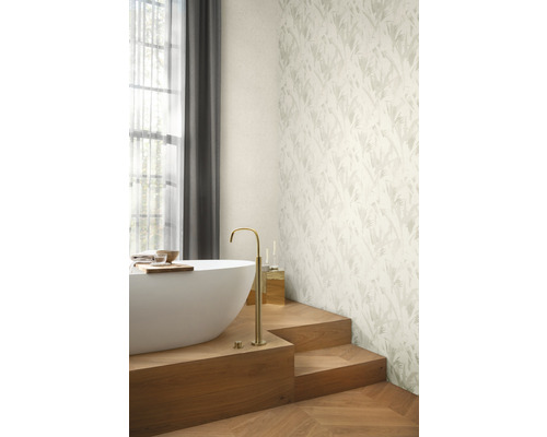 Badezimmer mit Badewanne, Armatur und gemusterter Tapete