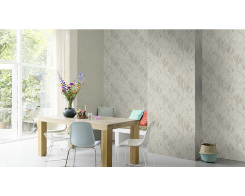 Esszimmer mit gemusterter Tapete, Esstisch und Stühlen