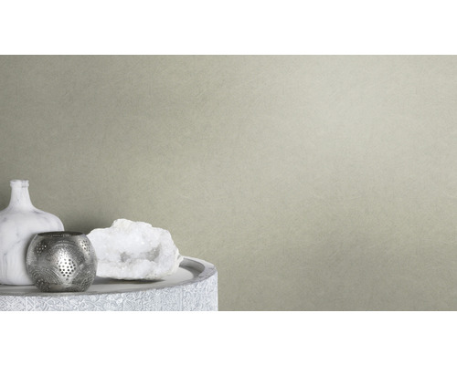 Nahaufnahme einer beigen Vliestapete mit feiner Struktur