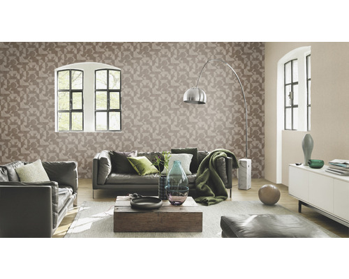 Wohnzimmer mit geometrischer Tapete, Sofas, Lampe und Fenster