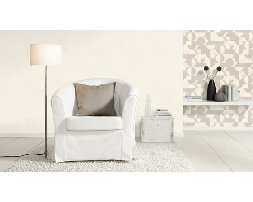 Wohnzimmer mit Sessel, Stehlampe und gemusterter Tapete für eine helle und freundliche Atmosphäre