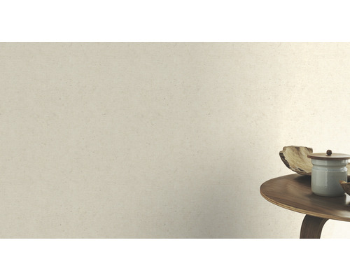 Tapete in einem Raum mit Tisch und Dekoration