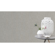 Dekorative Tischszene mit Laterne, Vase und Dekoration auf einem kleinen Tisch.