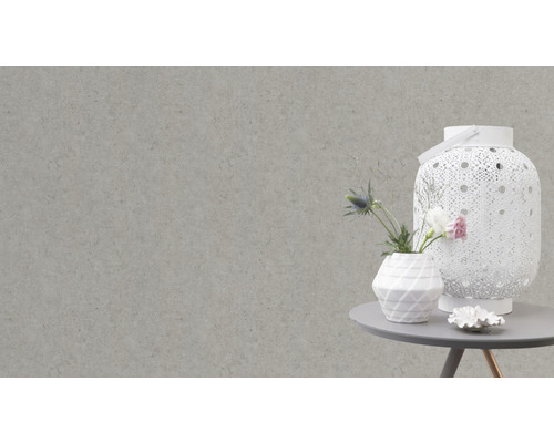 Dekorative Tischszene mit Laterne, Vase und Dekoration auf einem kleinen Tisch.