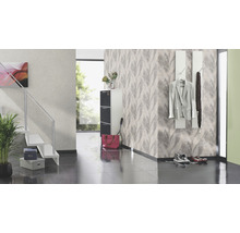 Heller Eingangsbereich mit Treppe, Schuhschrank und Garderobe vor einer gemusterten Tapete.