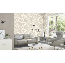 Heller Wohnraum mit geometrischer Tapete, Sofa und Sessel