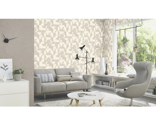 Heller Wohnraum mit geometrischer Tapete, Sofa und Sessel