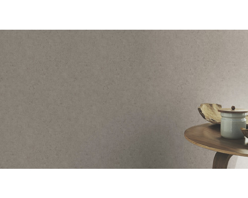 Tapete mit dezenter Struktur und natürlicher Optik an einer Wand