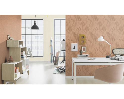 Wohnzimmer mit Regalsystem, Schreibtisch und gemusterter Tapete