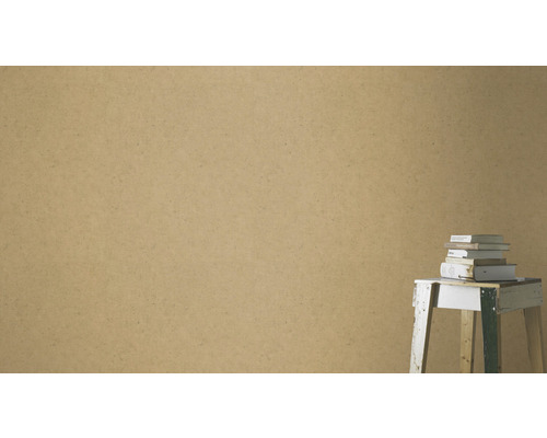 Holzfaser-Tapete mit Bücherstapel auf einem Beistelltisch