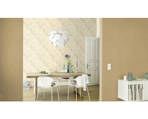 Heller Speisesaal mit Esstisch, Stühlen, Pendelleuchte und gemusterter Tapete