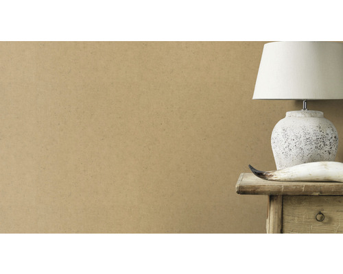 Wandgestaltung mit Lampe und Dekoration auf einem Beistelltisch