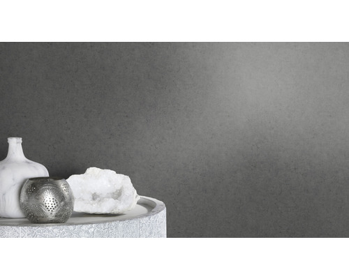 Dekoratives Stillleben mit Blumenvase, Kerzenhalter und Quarz auf einem Tisch