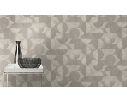 Gemusterte Tapete mit geometrischen Formen im Raum, dekoriert mit Vase und Schale auf einem Tisch