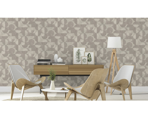 Dekoratives Wohnzimmer mit geometrischer Tapete, Sideboard, Sesseln und Stehlampe