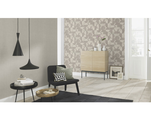 Wohnzimmer mit gemusterter Tapete, Hängeleuchten und modernen Möbeln für ein helles Ambiente