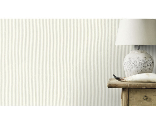 Tapete mit Streifenmuster an einer Wand