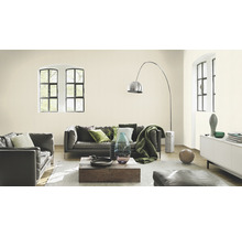 Wohnzimmer mit grauer Ledercouch, Holztisch und Bogenlampe