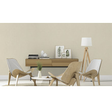 Wohnzimmer mit zwei Holzstühlen, einer Kommode, einem Tisch und einer Stehlampe.