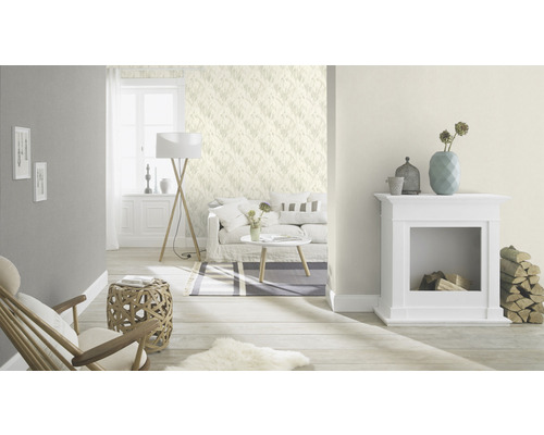 Wohnzimmer mit Sofa, Lampe, Kamin und gemusterter Tapete