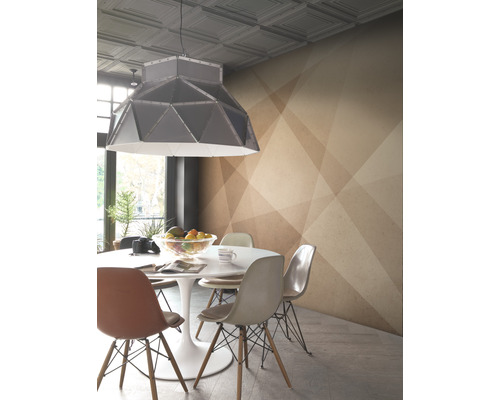 Esszimmer mit Esstisch, Stühlen und geometrischer Tapete