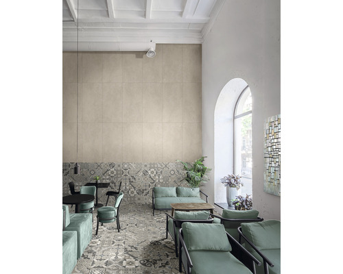 Innenraum mit Boden- und Wandfliesen, Sitzgelegenheiten und dekorativen Elementen.