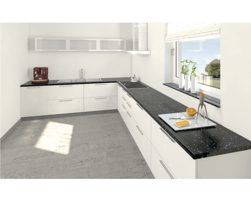 Helle Küche mit Arbeitsplatte, Spüle, Armatur und Dunstabzugshaube