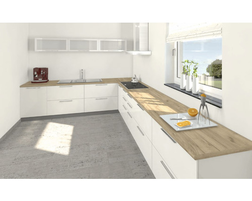 Helle Küche mit weißen Schränken und Arbeitsplatten in Holzoptik.