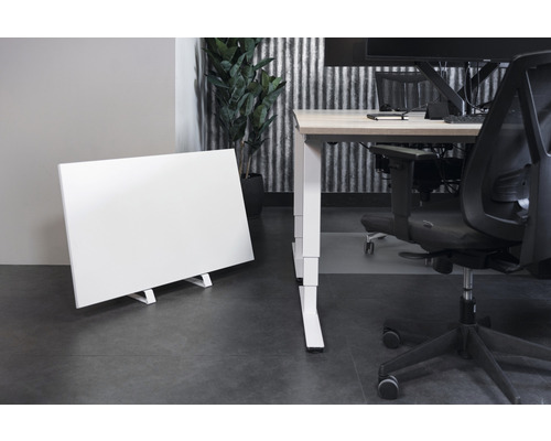 Büro mit Schreibtisch, Bürostuhl und Heizkörper