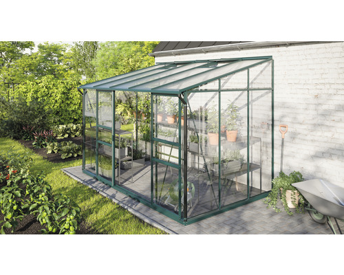 Gewächshaus im Garten mit Pflanzenregalen und Gartengeräten