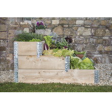 Dreistufiges Hochbeet aus Holz mit Gemüsepflanzen im Garten