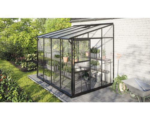 Gewächshaus mit Regalen im Garten