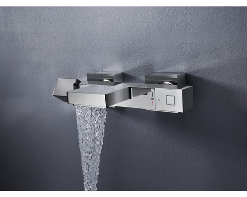 Wandmontierter Wasserhahn mit fließendem Wasser