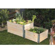 Hochbeet aus Holz mit Gemüse und Kräutern im Garten.