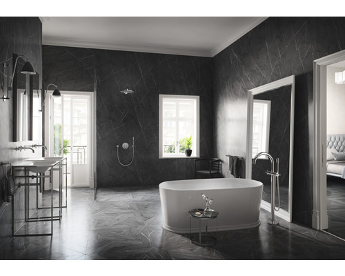 Helles Badezimmer mit Badewanne, Waschtischen und Marmorwänden