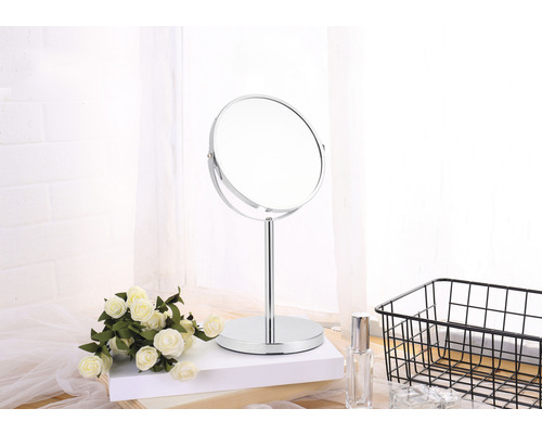 Kosmetikspiegel mit Standfuß auf einem Tisch