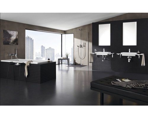 Badezimmer mit Badewanne, Dusche, Waschbecken und Spiegeln