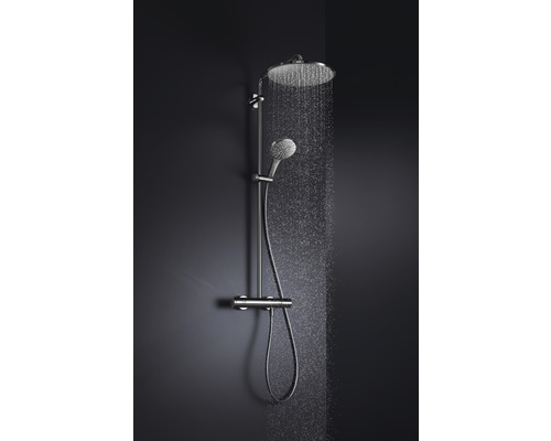 Duschsystem mit Kopfbrause, Handbrause und Thermostatarmatur im Betrieb