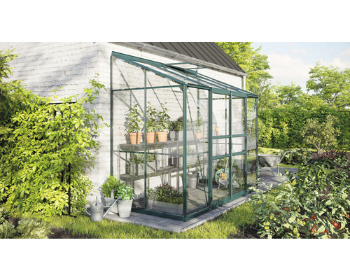Gewächshausanbau an einem Haus mit Pflanzenregalen und Gartengeräten.