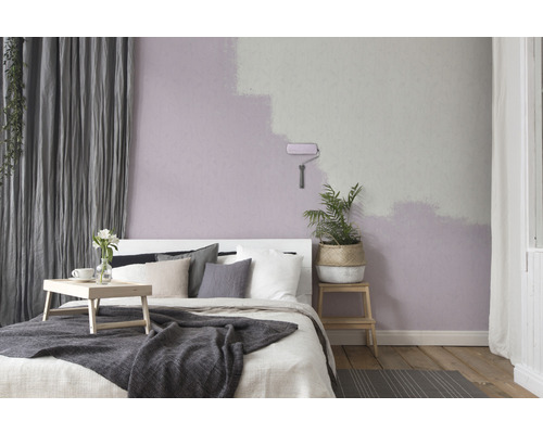 Helles Schlafzimmer mit gestrichener Wand, Bett und Dekoration