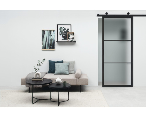 Wohnzimmer mit Schiebetür, Sofa, Couchtischen und Wanddekoration für ein stilvolles Ambiente