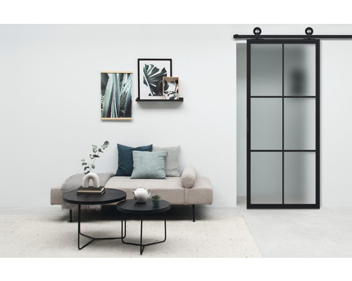 Wohnzimmer mit Tagesbett, Couchtisch, Wanddekoration und Schiebetür