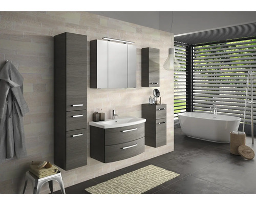 Badezimmer mit Waschtisch, Spiegelschrank, Hochschrank und Badewanne.