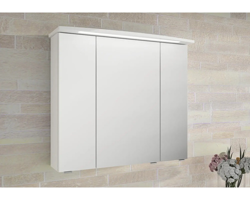 Spiegelschrank mit drei Türen und Beleuchtung im Badezimmer.