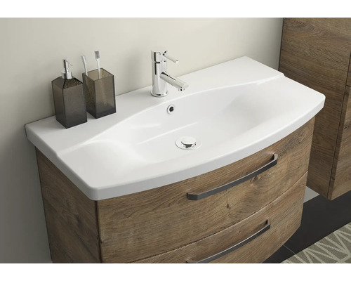 Waschtisch mit Waschbecken, Armatur, Seifenspender und Zahnputzbecher im Badezimmer