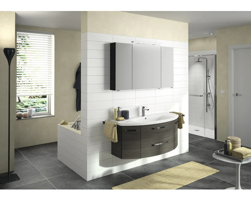 Badezimmer mit Waschtisch, Spiegelschrank, Badewanne und Dusche