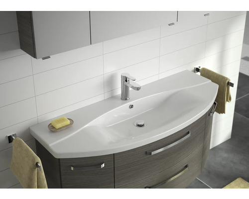 Modernes Badezimmer mit Waschbeckenunterschrank, Armatur, Handtüchern und Seife