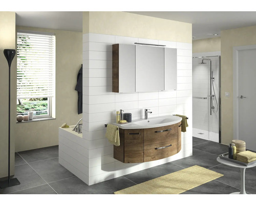 Helles Badezimmer mit Waschtisch, Spiegelschrank, Badewanne und Dusche