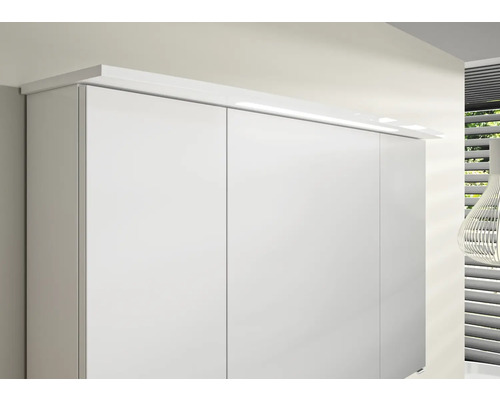 Schrank mit Aufbauleuchte