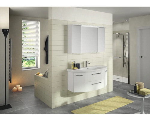 Helles Badezimmer mit Waschtisch, Spiegelschrank und Dusche.